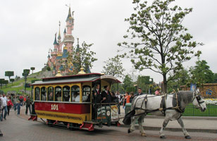 paris_Horse_Tram_at_Disneyland